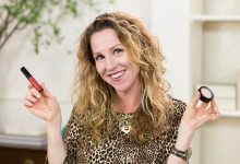 Anna K teaching makeup