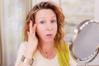 Women teaches about how to use eyemakeup