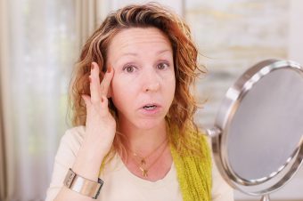 Women teaches about how to use eyemakeup