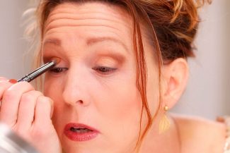 Anna K teaches 4-color eyeshadow.